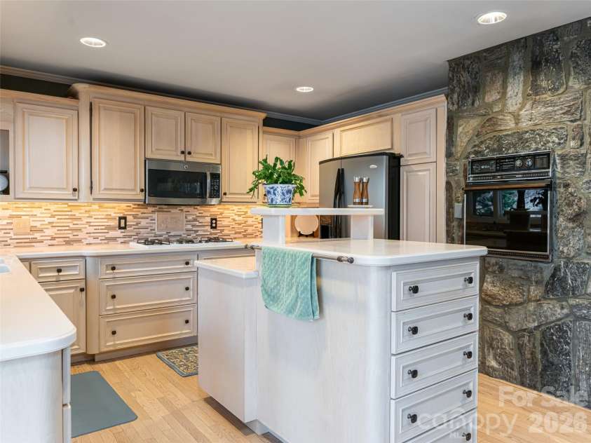 29 Longue Vue Lane, Canton, NC 28716.  MLS# CAR4351338, YatesRealty ID 25874. 
