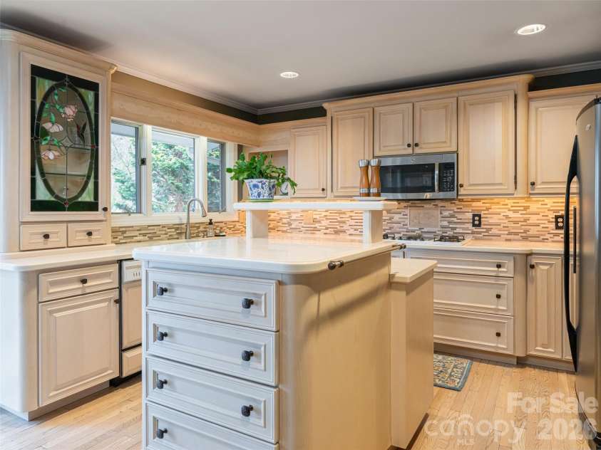 29 Longue Vue Lane, Canton, NC 28716.  MLS# CAR4351338, YatesRealty ID 25874. 
