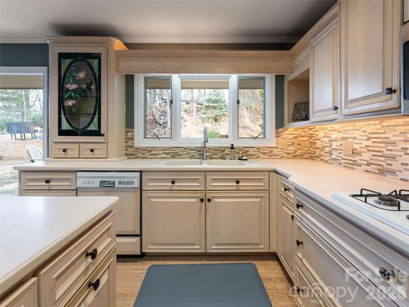 29 Longue Vue Lane, Canton, NC 28716.  MLS# CAR4351338, YatesRealty ID 25874. 
