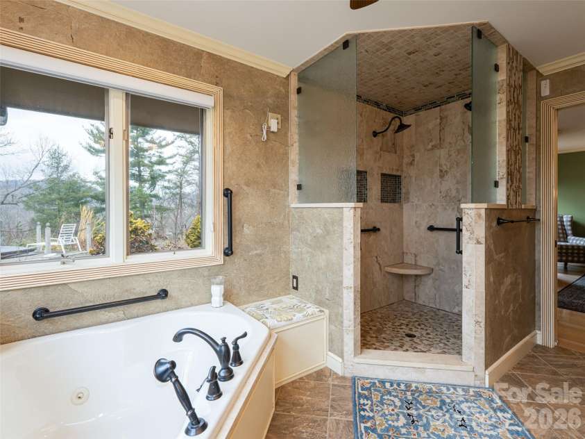 29 Longue Vue Lane, Canton, NC 28716.  MLS# CAR4351338, YatesRealty ID 25874. 
