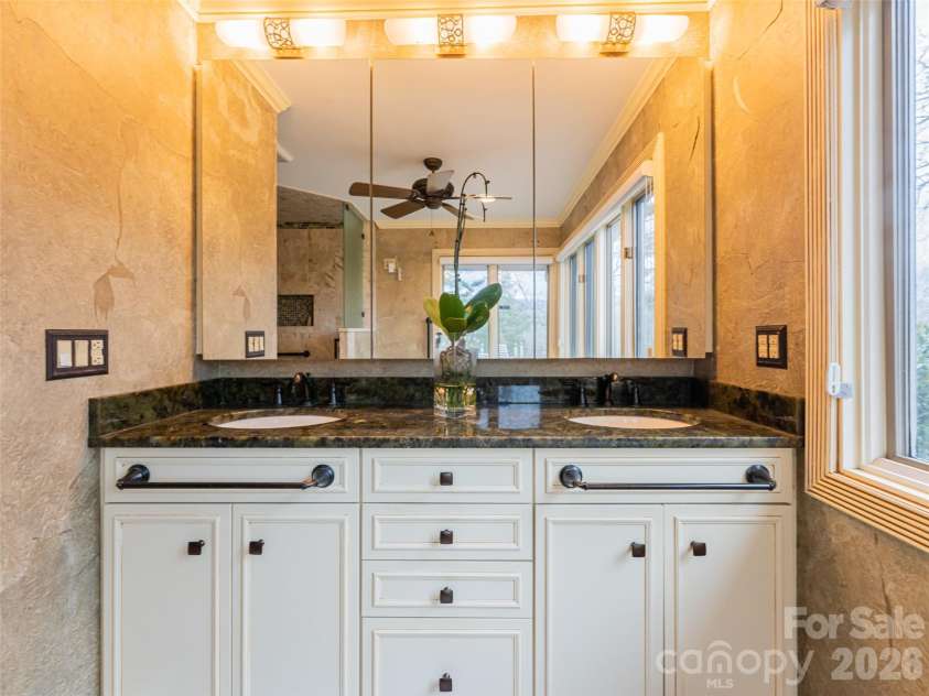 29 Longue Vue Lane, Canton, NC 28716.  MLS# CAR4351338, YatesRealty ID 25874. 