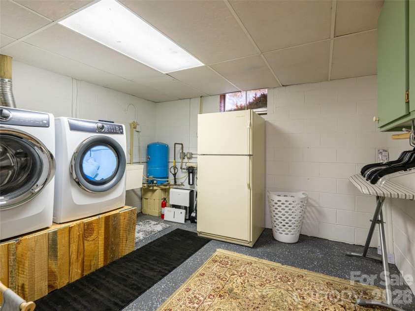 29 Longue Vue Lane, Canton, NC 28716.  MLS# CAR4351338, YatesRealty ID 25874. 