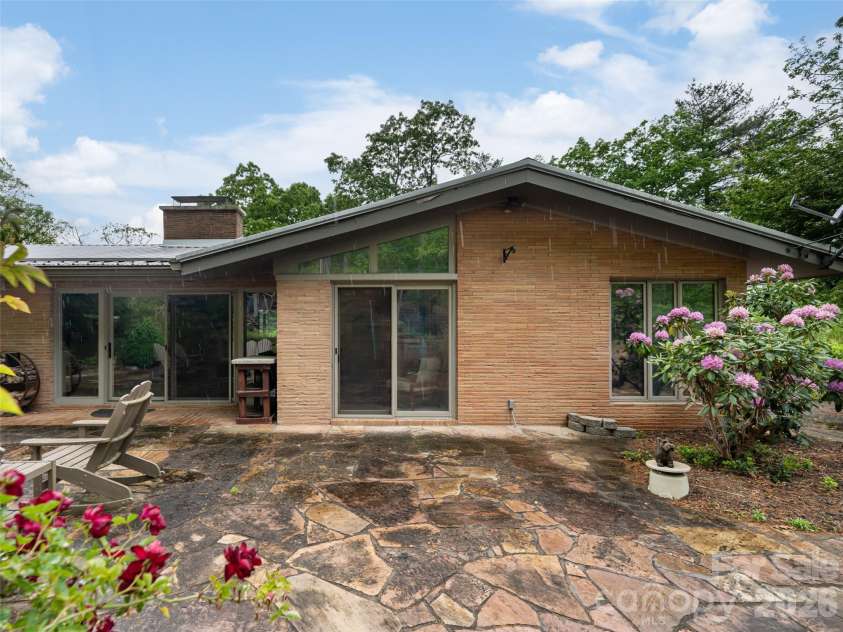 29 Longue Vue Lane, Canton, NC 28716.  MLS# CAR4351338, YatesRealty ID 25874. 
