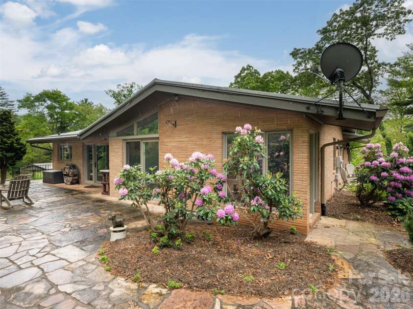 29 Longue Vue Lane, Canton, NC 28716.  MLS# CAR4351338, YatesRealty ID 25874. 