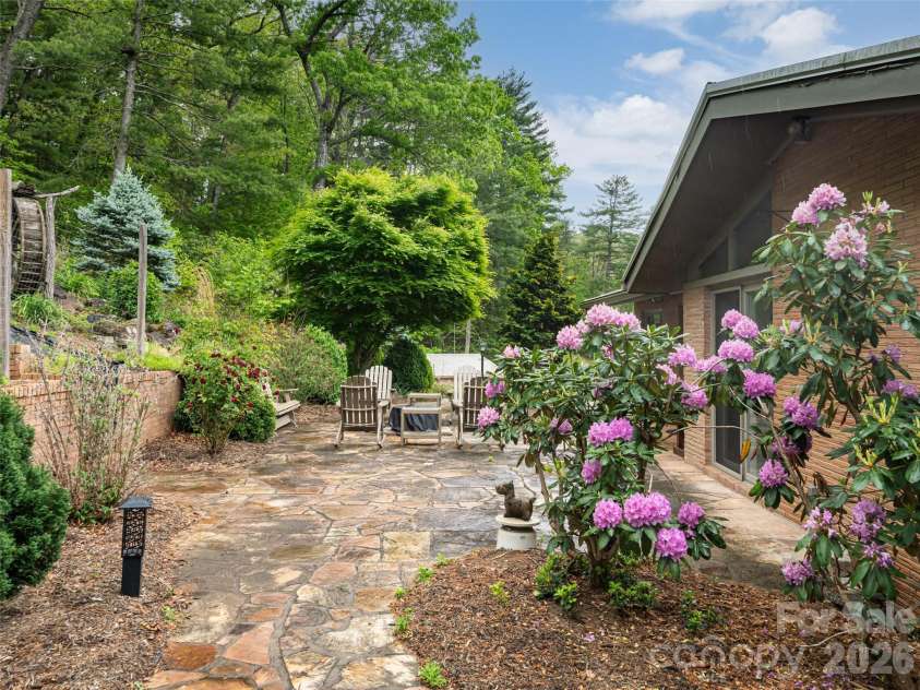 29 Longue Vue Lane, Canton, NC 28716.  MLS# CAR4351338, YatesRealty ID 25874. 