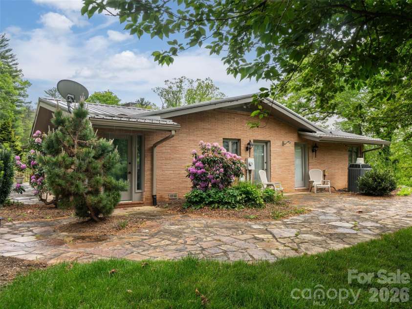 29 Longue Vue Lane, Canton, NC 28716.  MLS# CAR4351338, YatesRealty ID 25874. 