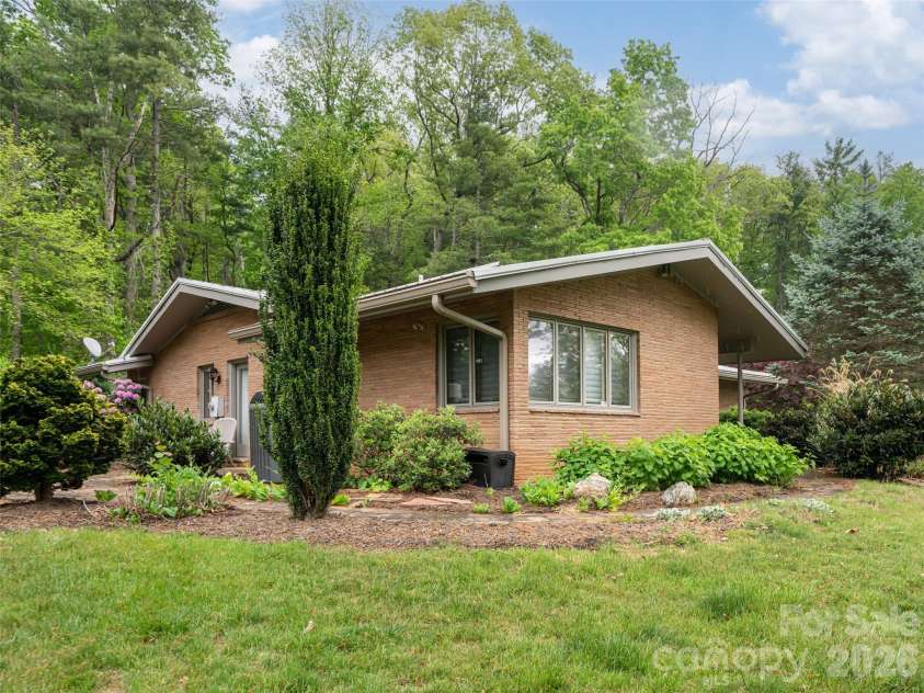 29 Longue Vue Lane, Canton, NC 28716.  MLS# CAR4351338, YatesRealty ID 25874. 