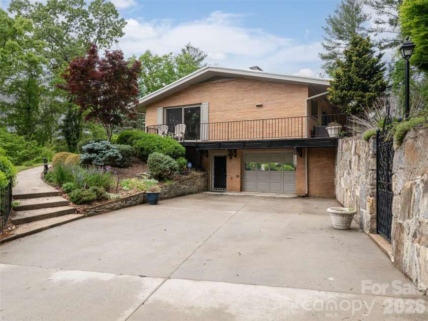 29 Longue Vue Lane, Canton, NC 28716.  MLS# CAR4351338, YatesRealty ID 25874. 
