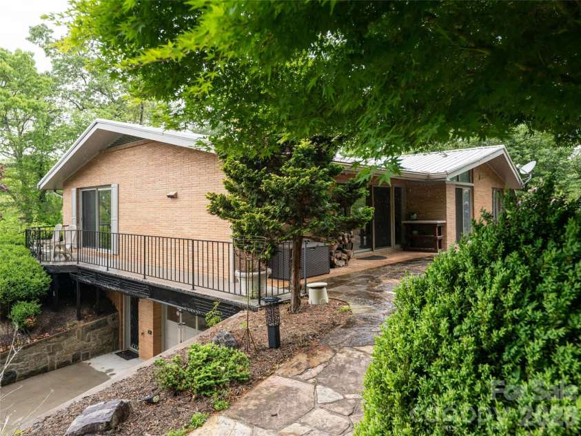 29 Longue Vue Lane, Canton, NC 28716.  MLS# CAR4351338, YatesRealty ID 25874. 