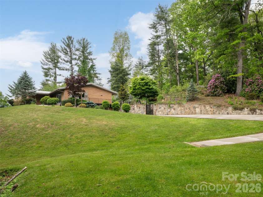 29 Longue Vue Lane, Canton, NC 28716.  MLS# CAR4351338, YatesRealty ID 25874. 