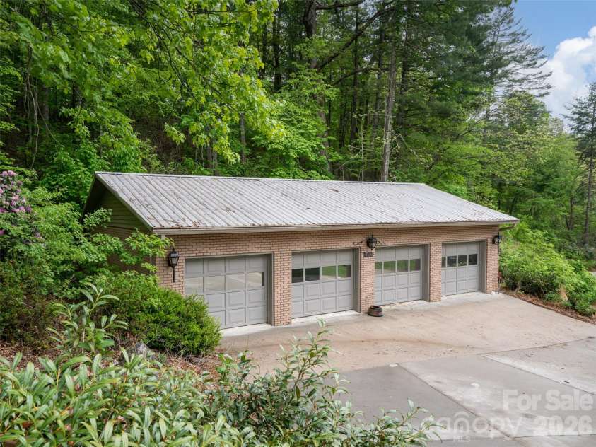29 Longue Vue Lane, Canton, NC 28716.  MLS# CAR4351338, YatesRealty ID 25874. 