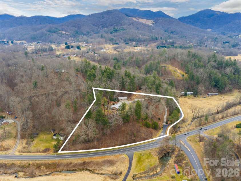 29 Longue Vue Lane, Canton, NC 28716.  MLS# CAR4351338, YatesRealty ID 25874. 