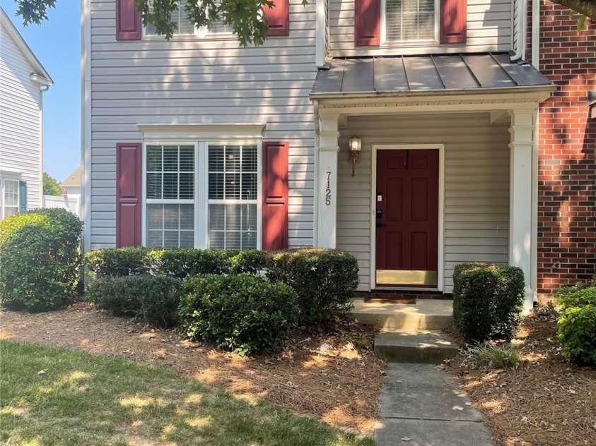7125 Flying Scotsman Drive, Charlotte, NC 28213.  MLS# CAR4277499, YatesRealty ID 25879. 3 Bed/2.5 Bath End Unit Townhome