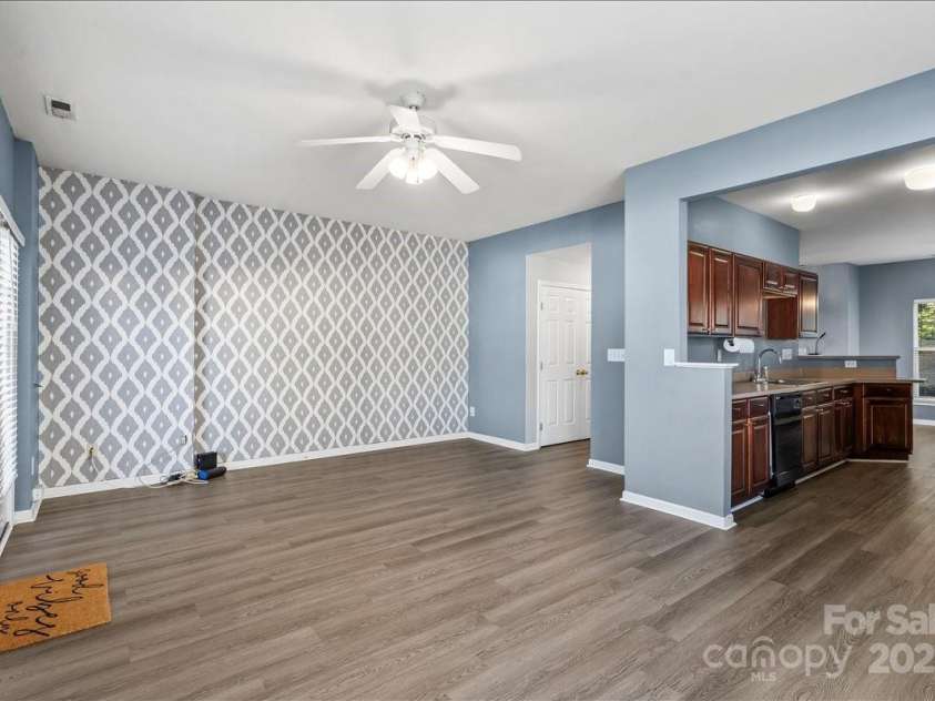 7125 Flying Scotsman Drive, Charlotte, NC 28213.  MLS# CAR4277499, YatesRealty ID 25879. 