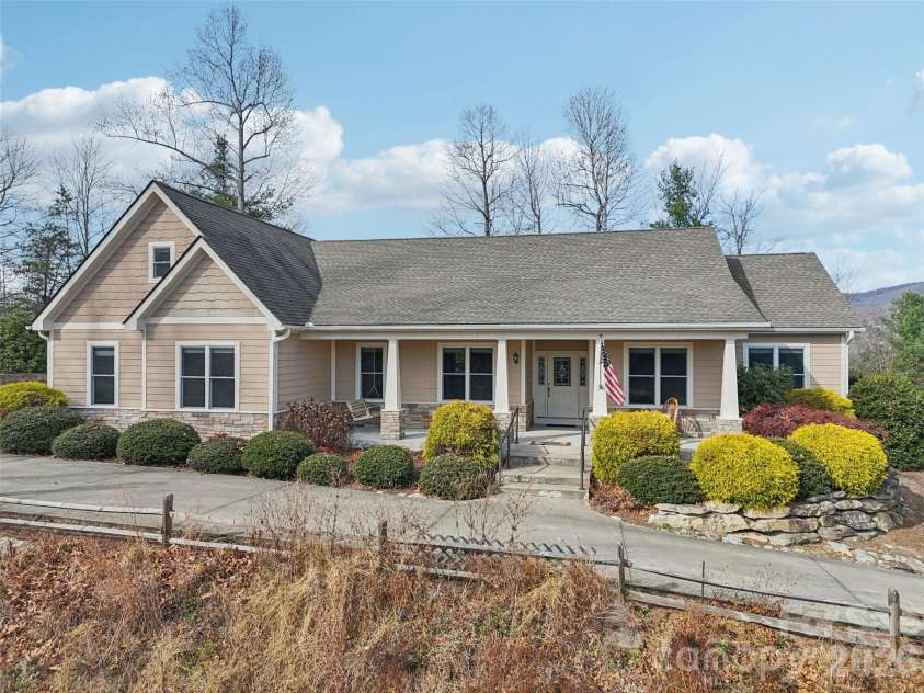 959 Silverglen Way, Hendersonville, NC 28792.  MLS# CAR4326681, YatesRealty ID 2588. 