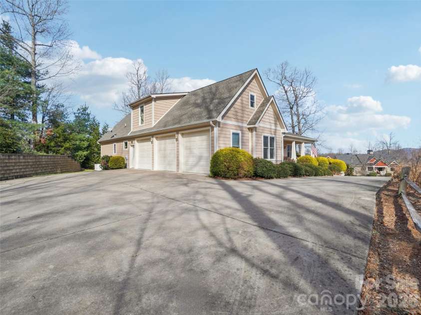959 Silverglen Way, Hendersonville, NC 28792.  MLS# CAR4326681, YatesRealty ID 2588. 