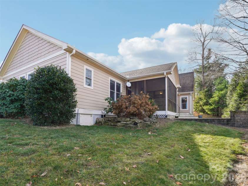 959 Silverglen Way, Hendersonville, NC 28792.  MLS# CAR4326681, YatesRealty ID 2588. 