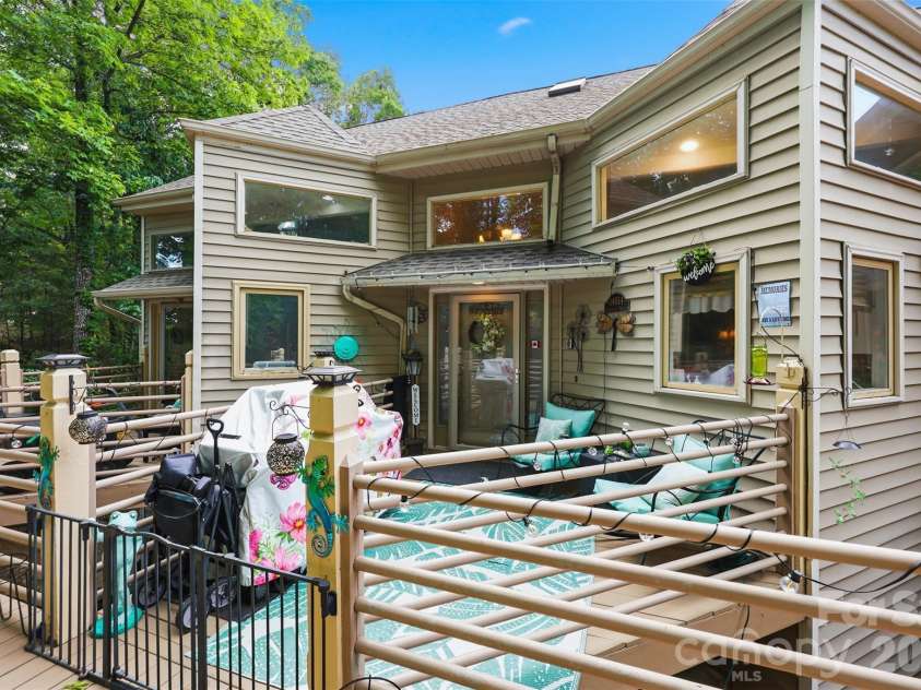 14614 Waterside Drive, Charlotte, NC 28278.  MLS# CAR4368572, YatesRealty ID 25880. 