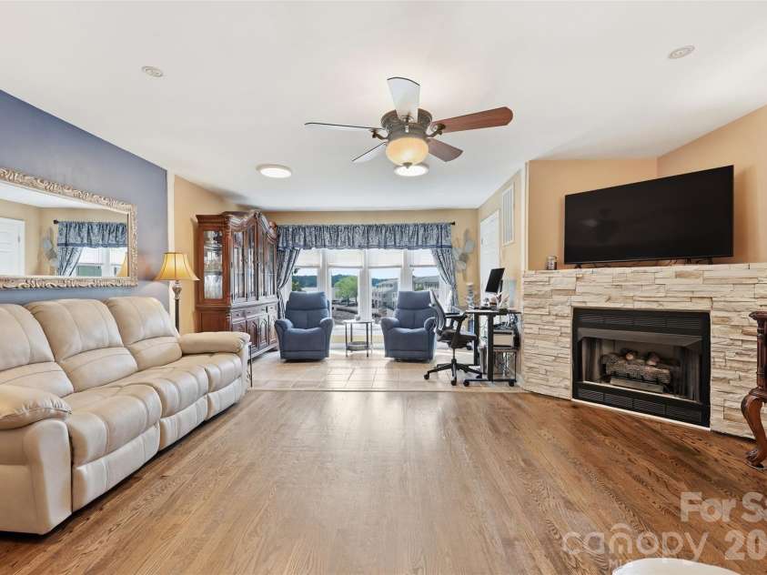 14614 Waterside Drive, Charlotte, NC 28278.  MLS# CAR4368572, YatesRealty ID 25880. 