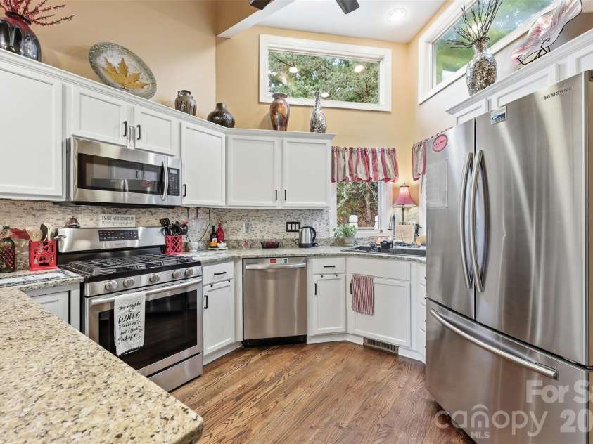 14614 Waterside Drive, Charlotte, NC 28278.  MLS# CAR4368572, YatesRealty ID 25880. 