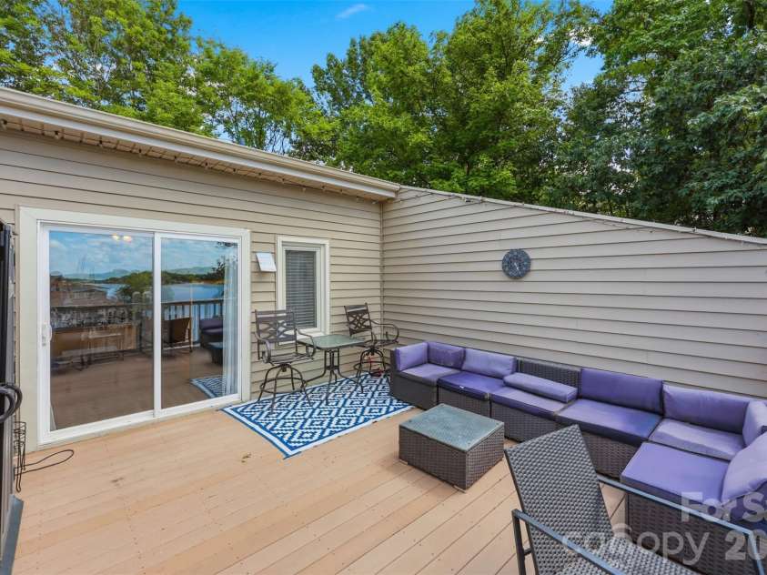 14614 Waterside Drive, Charlotte, NC 28278.  MLS# CAR4368572, YatesRealty ID 25880. 