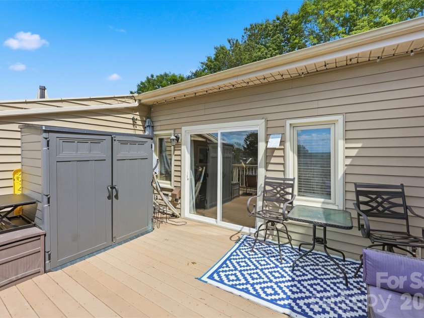 14614 Waterside Drive, Charlotte, NC 28278.  MLS# CAR4368572, YatesRealty ID 25880. 