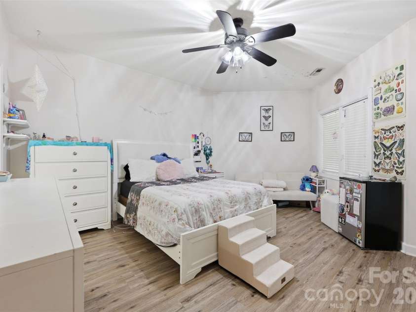 14614 Waterside Drive, Charlotte, NC 28278.  MLS# CAR4368572, YatesRealty ID 25880. 