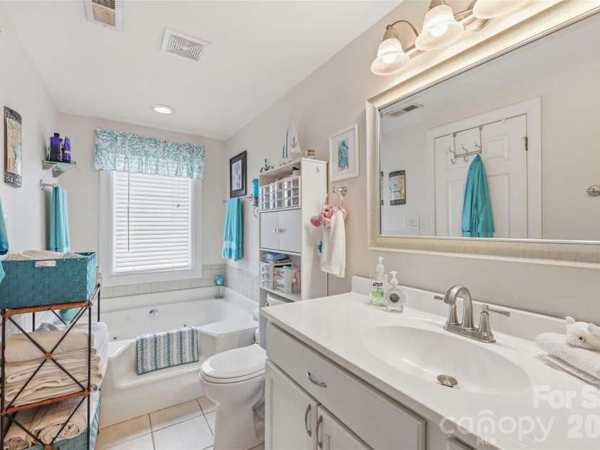 14614 Waterside Drive, Charlotte, NC 28278.  MLS# CAR4368572, YatesRealty ID 25880. 