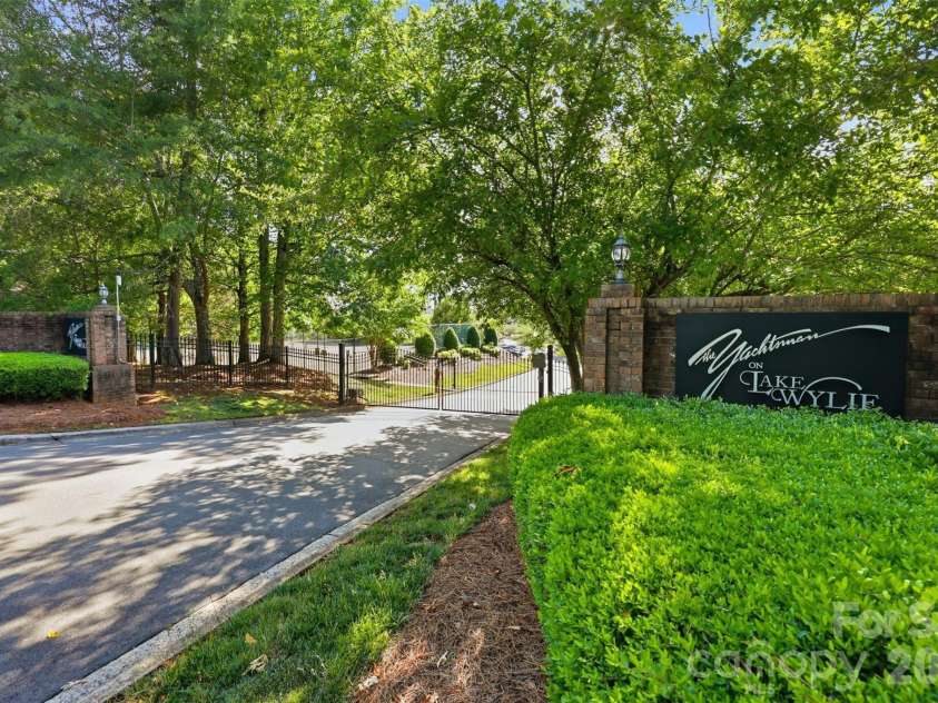 14614 Waterside Drive, Charlotte, NC 28278.  MLS# CAR4368572, YatesRealty ID 25880. 