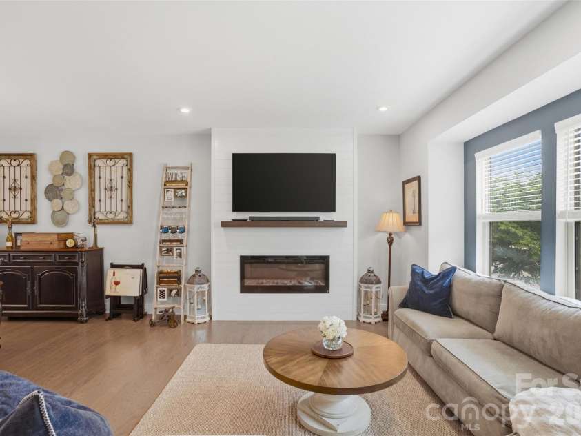 18017 Nolita Lane, Charlotte, NC 28204.  MLS# CAR4369250, YatesRealty ID 25882. 