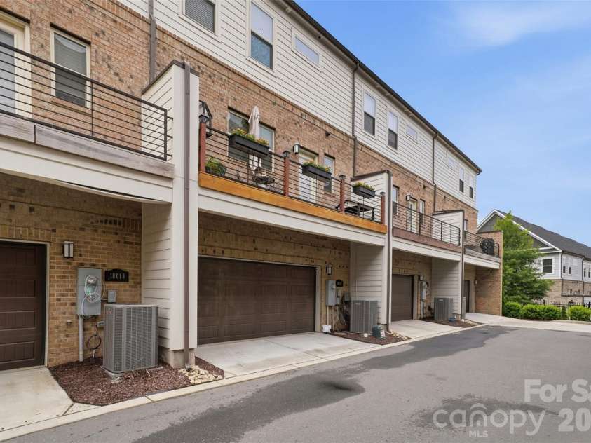 18017 Nolita Lane, Charlotte, NC 28204.  MLS# CAR4369250, YatesRealty ID 25882. 