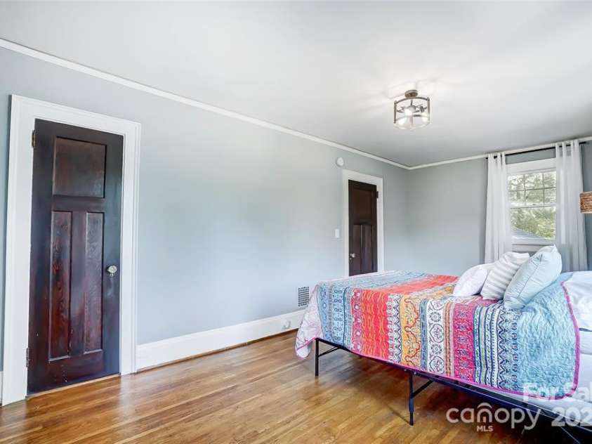 1217 York Street, Gastonia, NC 28052.  MLS# CAR4273651, YatesRealty ID 25883. 