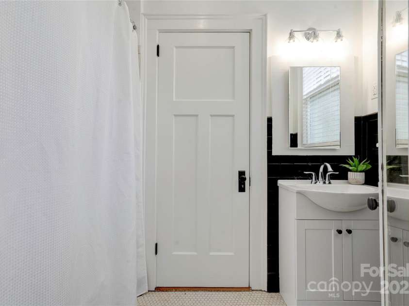 1217 York Street, Gastonia, NC 28052.  MLS# CAR4273651, YatesRealty ID 25883. 