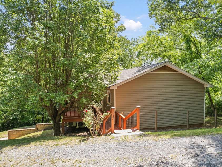 157 Highland Terrace, Clyde, NC 28721.  MLS# CAR4384320, YatesRealty ID 25883. 