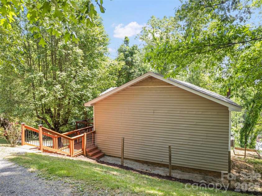 157 Highland Terrace, Clyde, NC 28721.  MLS# CAR4384320, YatesRealty ID 25883. 
