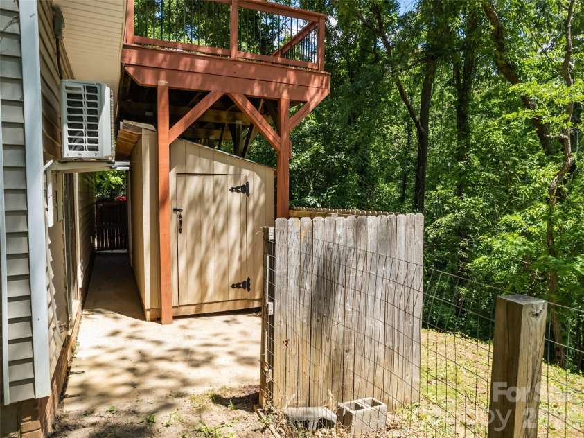 157 Highland Terrace, Clyde, NC 28721.  MLS# CAR4384320, YatesRealty ID 25883. 