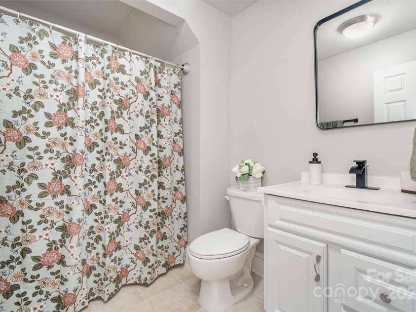 14247 Richmond Park Avenue, Charlotte, NC 28277.  MLS# CAR4280603, YatesRealty ID 25884. Basement Bathroom