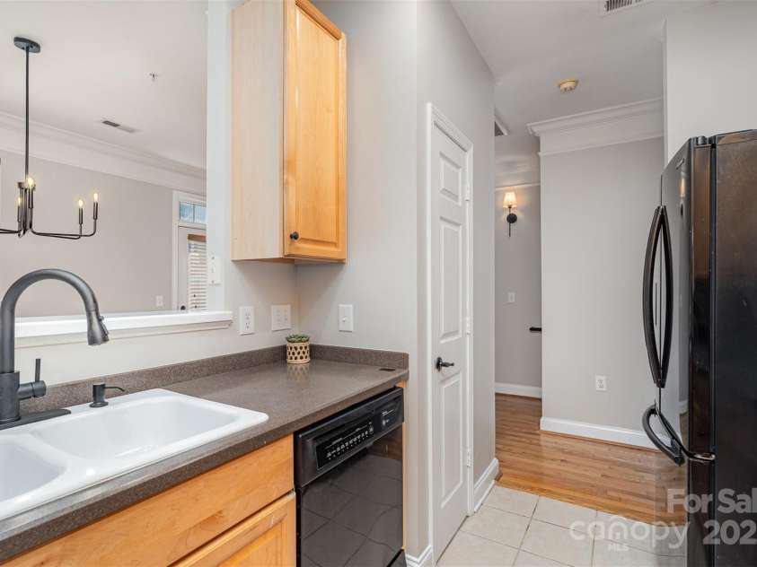 14247 Richmond Park Avenue, Charlotte, NC 28277.  MLS# CAR4280603, YatesRealty ID 25884. Kitchen