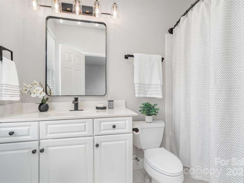 14247 Richmond Park Avenue, Charlotte, NC 28277.  MLS# CAR4280603, YatesRealty ID 25884. Primary Bathroom