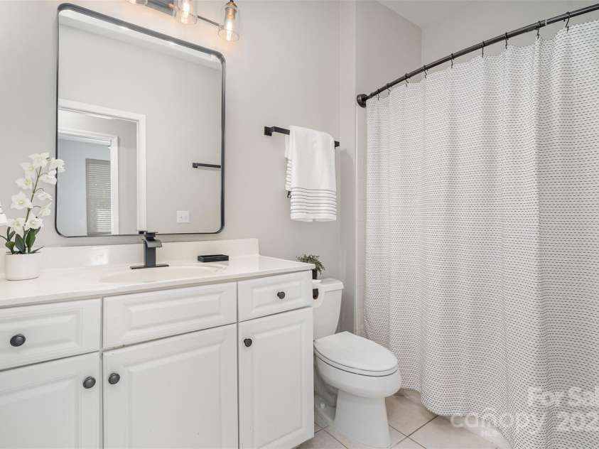 14247 Richmond Park Avenue, Charlotte, NC 28277.  MLS# CAR4280603, YatesRealty ID 25884. Upstairs Bathroom