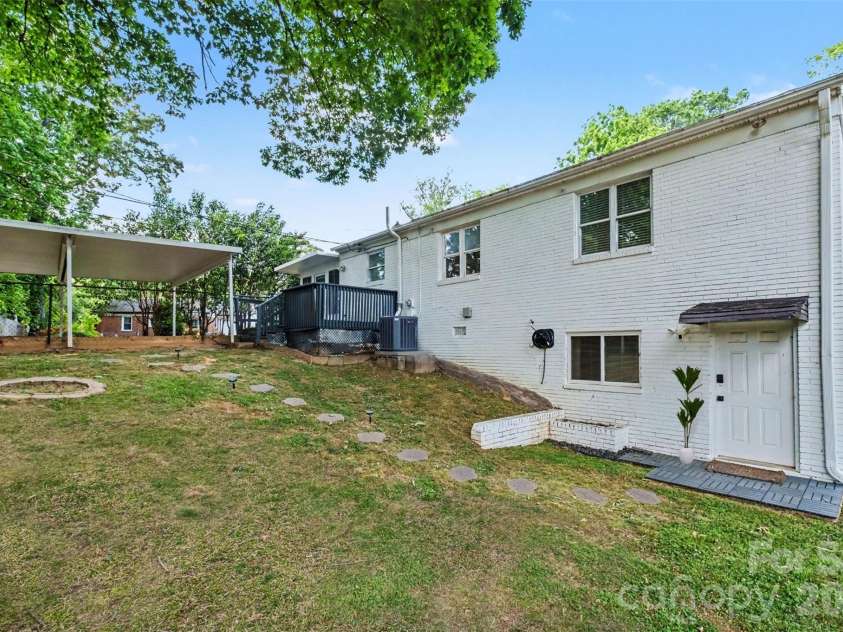 3231 Eastwood Drive, Charlotte, NC 28205.  MLS# CAR4379099, YatesRealty ID 25889. Easy for guests, friends or family to come & go!