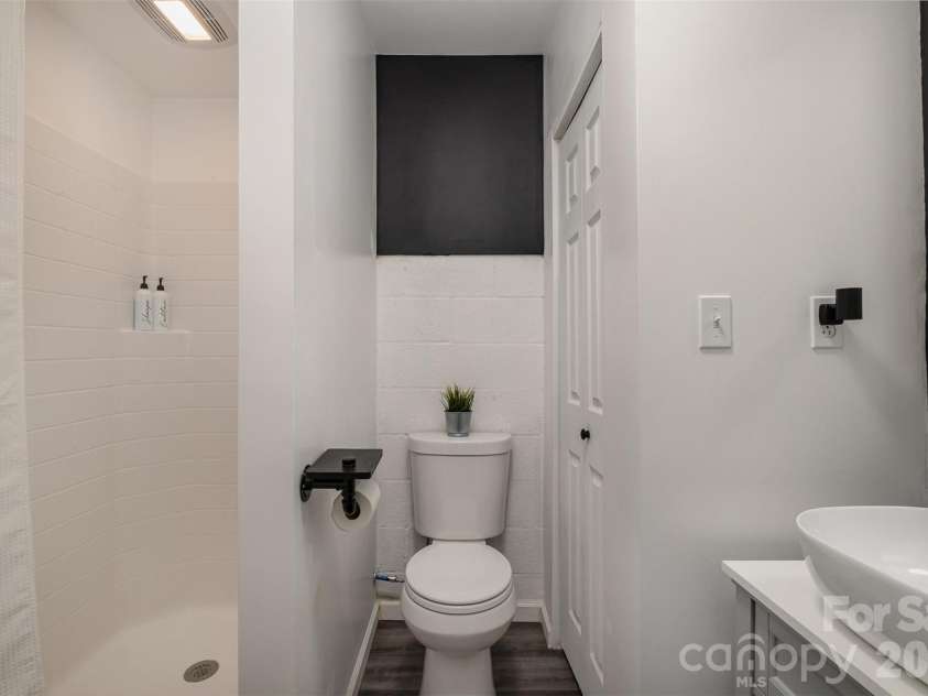 3231 Eastwood Drive, Charlotte, NC 28205.  MLS# CAR4379099, YatesRealty ID 25889. Full bath in the basement