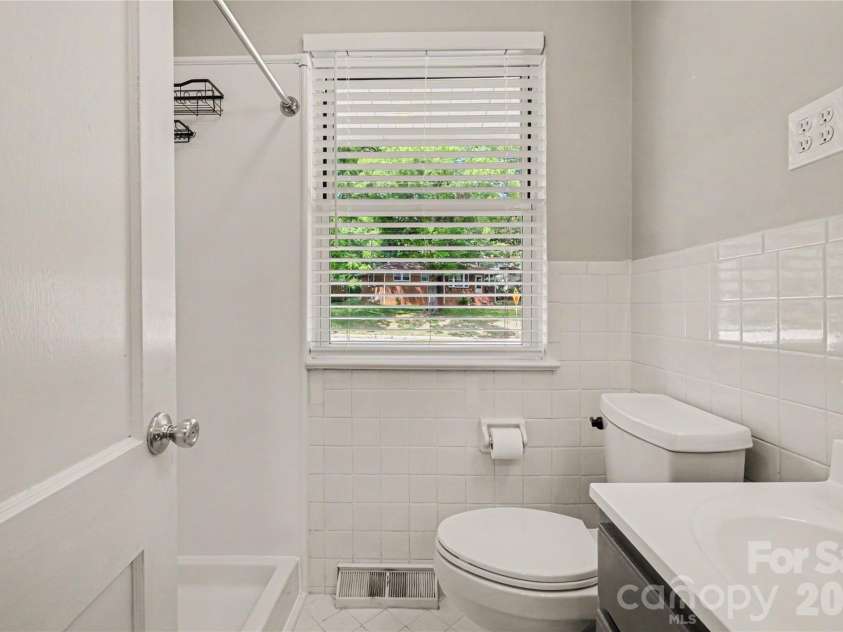 3231 Eastwood Drive, Charlotte, NC 28205.  MLS# CAR4379099, YatesRealty ID 25889. Full bath upstairs