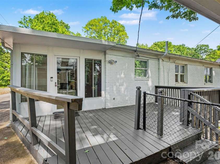 3231 Eastwood Drive, Charlotte, NC 28205.  MLS# CAR4379099, YatesRealty ID 25889. Perfect for evening BBQs and entertaining