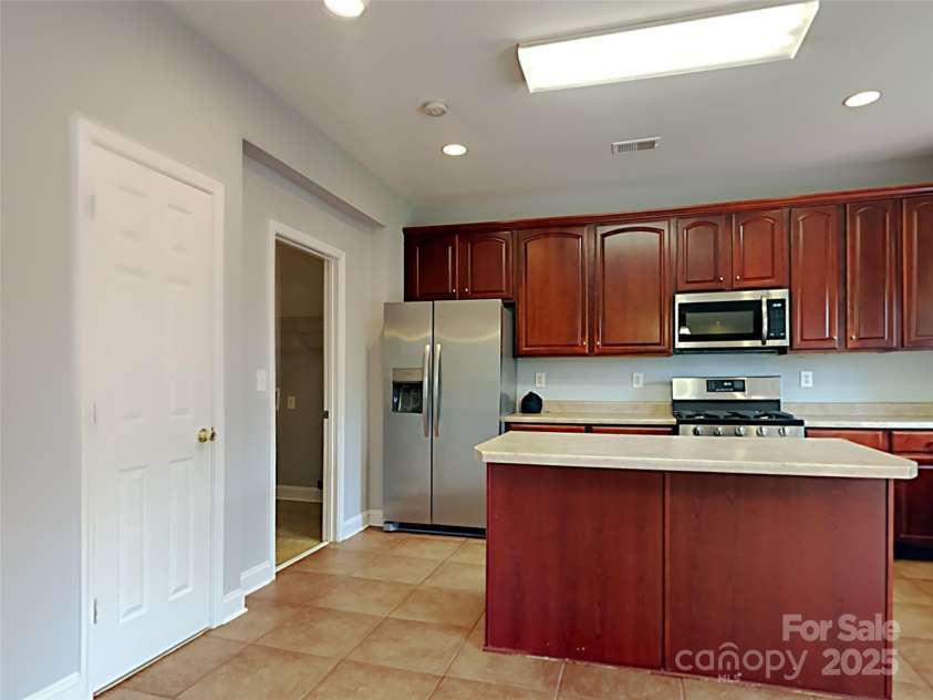 8924 Oransay Way, Charlotte, NC 28278.  MLS# CAR4277114, YatesRealty ID 25890. 