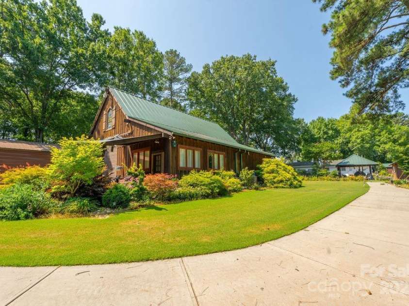 9032 Boyd Drive, Matthews, NC 28105.  MLS# CAR4281009, YatesRealty ID 25891. 