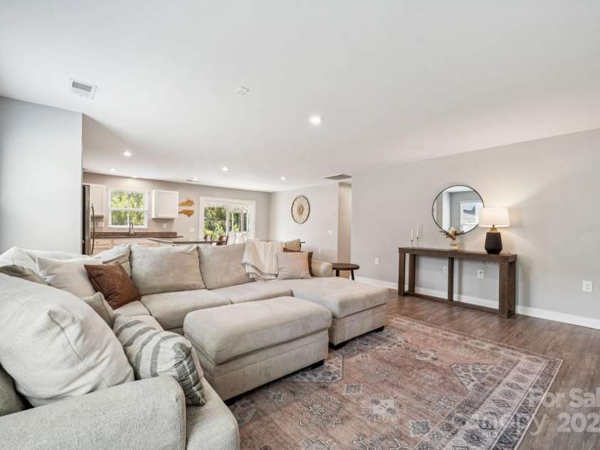 6013 Bellastead Drive, Charlotte, NC 28214.  MLS# CAR4279446, YatesRealty ID 25892. 