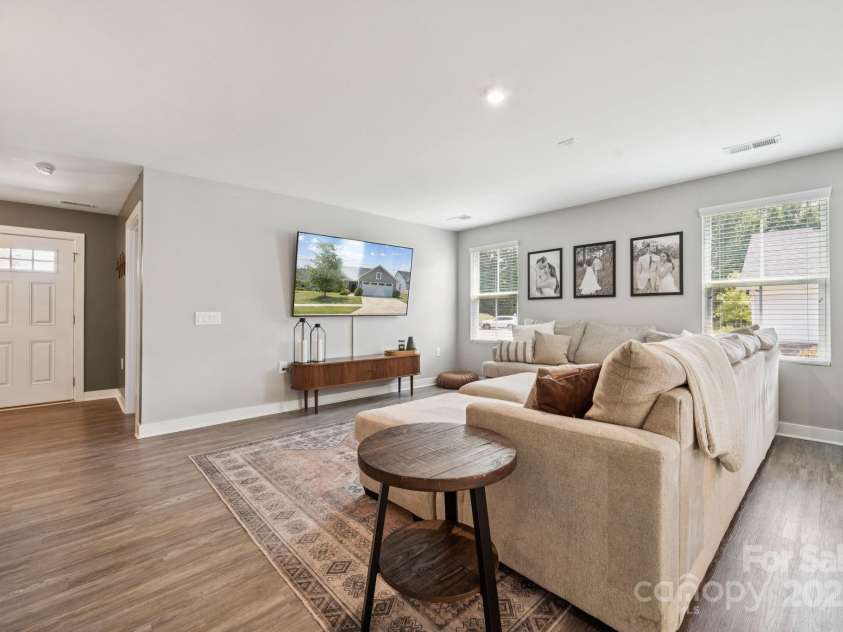 6013 Bellastead Drive, Charlotte, NC 28214.  MLS# CAR4279446, YatesRealty ID 25892. 