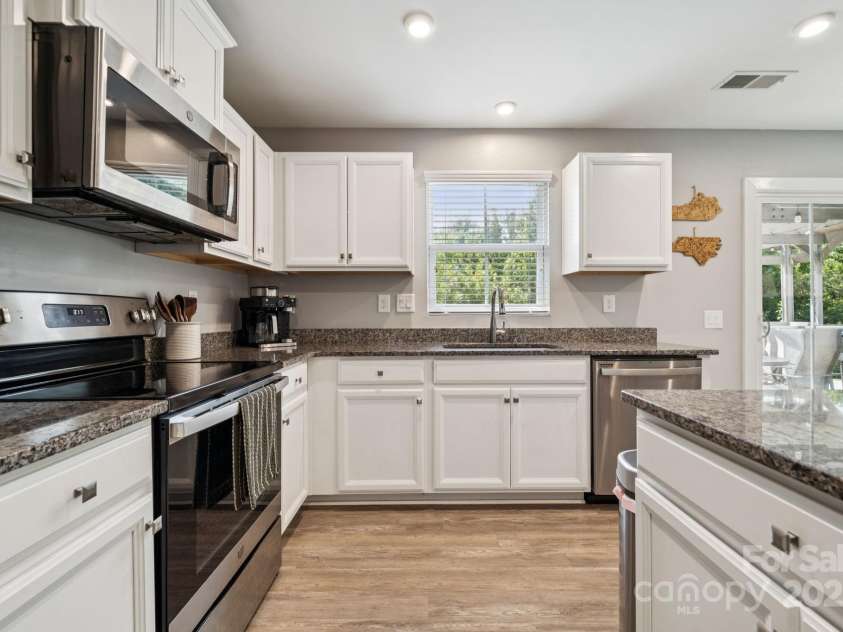 6013 Bellastead Drive, Charlotte, NC 28214.  MLS# CAR4279446, YatesRealty ID 25892. 