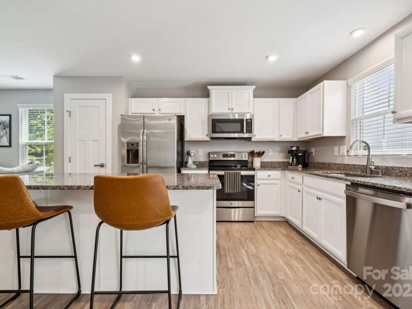 6013 Bellastead Drive, Charlotte, NC 28214.  MLS# CAR4279446, YatesRealty ID 25892. 